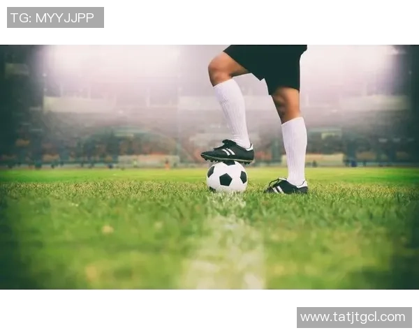 足球史上最具创意的进球与最独特技巧的球星照片解析 足球史上最具创意的进球与最独特技巧的球星照片解析